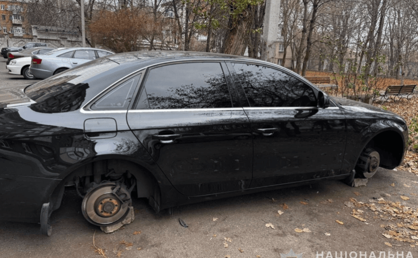 У Дніпрі правоохоронці затримали підозрюваного, який зняв усі колеса з автомобіля.